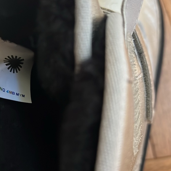 UGG Big Kids Neumel Platform Leather boots - Picture 6 of 14